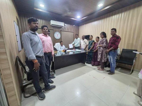 मनरेगा कर्मियों का प्रदर्शन : नियमितीकरण सहित कई मांगों पर शुरू की हड़ताल