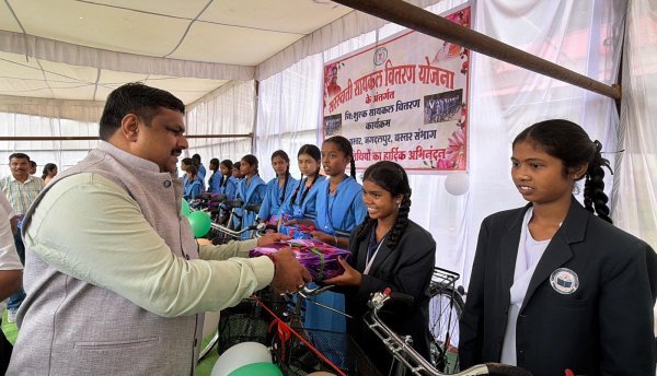 शिक्षा विभाग : बस्तर में बंद स्कूलों को खोलने का निर्देश, 100% पुस्तक वितरण और उपस्थिति पर जोर