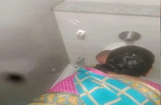 डे-केयर में मासूम से क्रूरता : टॉयलेट में बंद किया, रोते बच्चे के साथ बदसलूकी के वीडियो वायरल