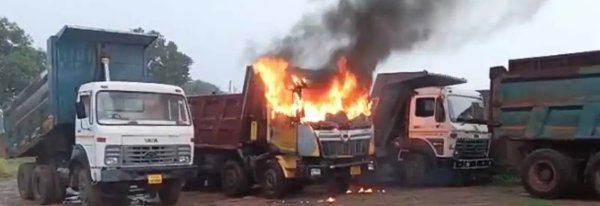 एक पल में बदल गया मंजर : बिजली की एक चपेट और ट्रक बना आग का गोला, लोगों में मची अफरा-तफरी