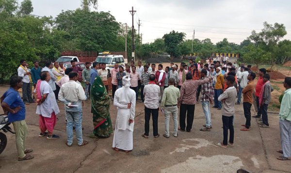 झारा हत्याकांड : निष्पक्ष जांच की मांग को लेकर ग्रामीणों का खल्लारी थाने पर प्रदर्शन