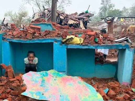 ग्रामीणों का दर्द : बेघर होने पर मां ने पूछा-कहां ले जाएं बच्चे, मलबे पर बैठकर रोते रहे लोग