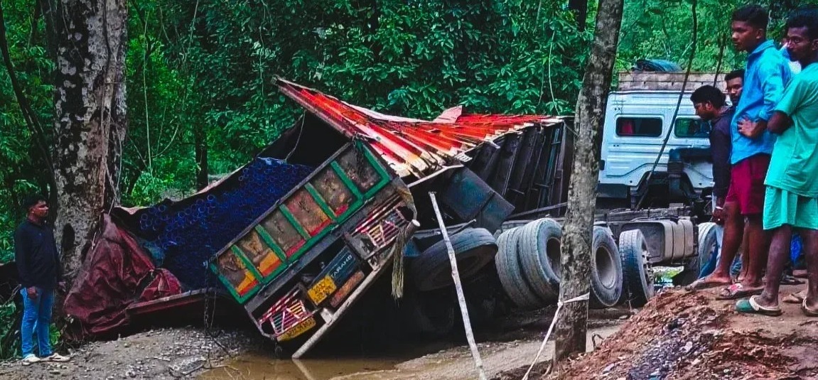 NH-63 पर पलटा ट्रक घंटों लगा लंबा जाम