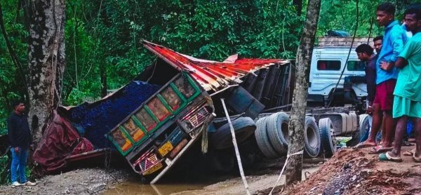 हादसा : बस्तर-सुकमा को जोड़ने वाले NH-63 पर पलटा ट्रक घंटों लगा लंबा जाम