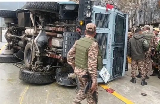 गगनगीर टनल के पास सीआरपीएफ की गाड़ी हादसे का शिकार, 6 जवान घायल