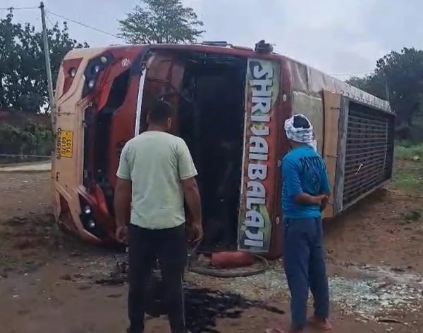 सड़क हादसा :  झारखंड से कोरबा जा रही यात्रियों से भरी बस पलटी, 10 से अधिक घायल, कई की हालत गंभीर