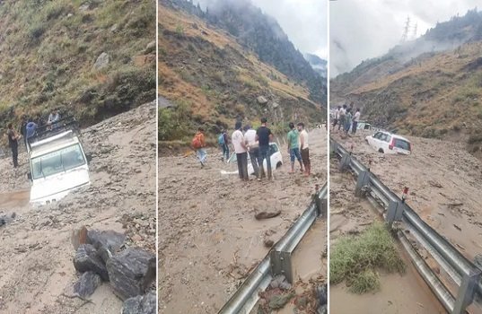 बारिश बनी आफत : जान जोखिम में डालकर मरीज का रेस्क्यू, किन्नौर में फ्लैश फ्लड से NH-5 बंद