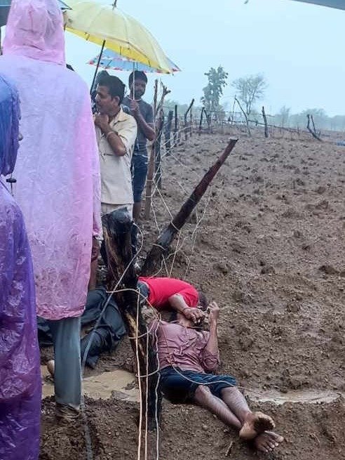 खेत की रखवाली बनी काल : करंट की चपेट में आने से पिता-पुत्र की दर्दनाक मौत