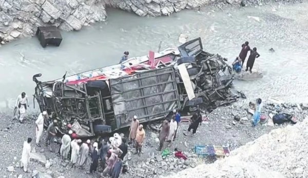 सड़क हादसा : अनियंत्रित होकर खाई में गिरी यात्रियों से भरी बस, 40 की मौत, 8 जिंदगी और मौत के बीच जूझ रहे