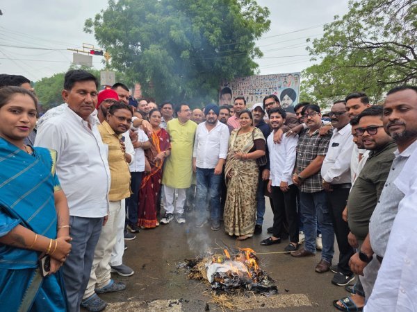 उग्र प्रदर्शन : गरीबों पर बुलडोजर के विरोध में कांग्रेस का हल्लाबोल, CM का पुतला दहन
