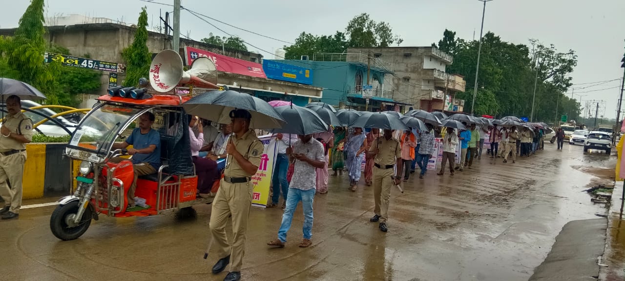 भारी बारिश में किया प्रदर्शन