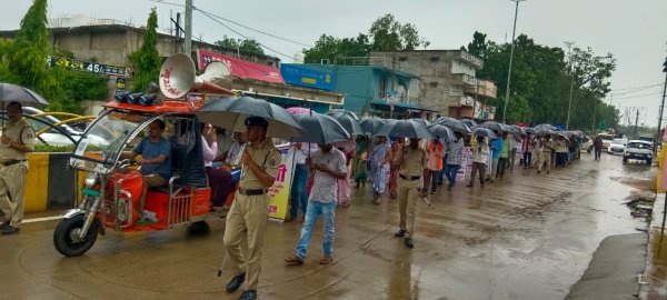 अल्टीमेटम : पिथौरा में अवैध शराब के विरोध में सड़कों पर उतरे सैकड़ों ग्रामीण, प्रशासन को दी चेतावनी