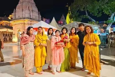 ट्रेडिशनल लुक : डिंपल यादव की सादगी बनी स्टाइल स्टेटमेंट, बेटियों ने भी अपनाया वही पारंपरिक अंदाज
