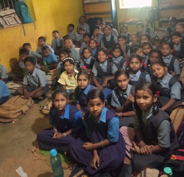 एक हाल में 75 बच्चों की पढ़ाई : अधूरा शौचालय और शिक्षकों की कमी, कुरुद स्कूल में संसाधनों का संकट