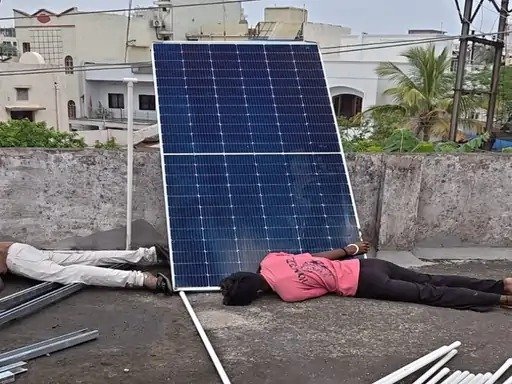 हाईटेंशन लाइन बनी काल : सोलर पैनल का काम बना दो मजदूरों की मौत की वजह