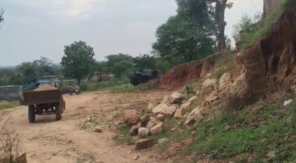 पहाड़ हो रहे गायब : माफिया काटकर बेच रहे मुरम-पत्थर, कार्रवाई का इंतजार