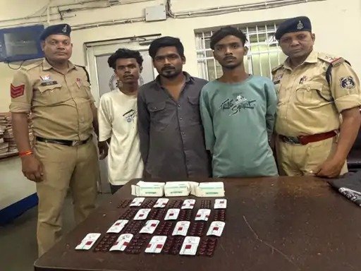 ड्रग्स तस्करों पर शिकंजा : नशे का कारोबार करने पहुंचे थे युवक, पुलिस ने 300 प्रतिबंधित टेबलेट के साथ दबोचा