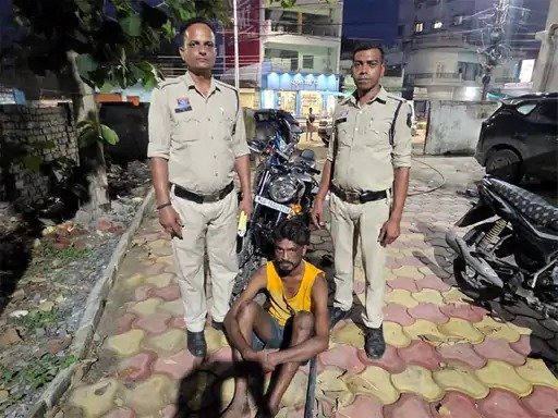 चरित्र संदेह में बेकाबू पति : पत्नी को बुलेट से कुचलने की कोशिश के बाद पहुंचा जेल