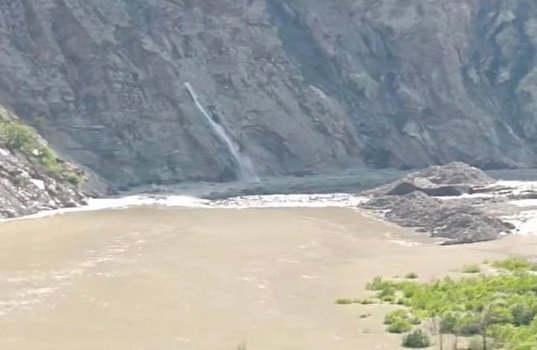 लाहौल में कुदरत का कहर, झील बनने से 5 गांवों पर खतरा