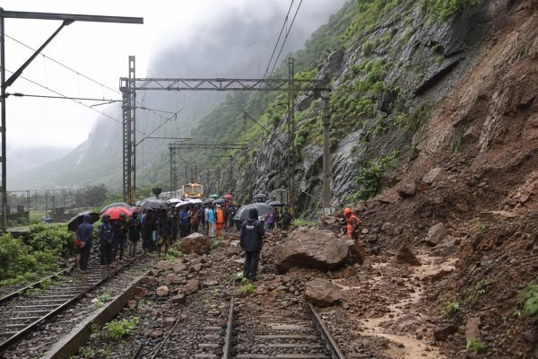 आसमानी आफत : भारी बारिश के बीच घाट सेक्शन में लैंडस्लाइड, मुंबई-पुणे रेल रूट ठप, कई ट्रेनें रद्द