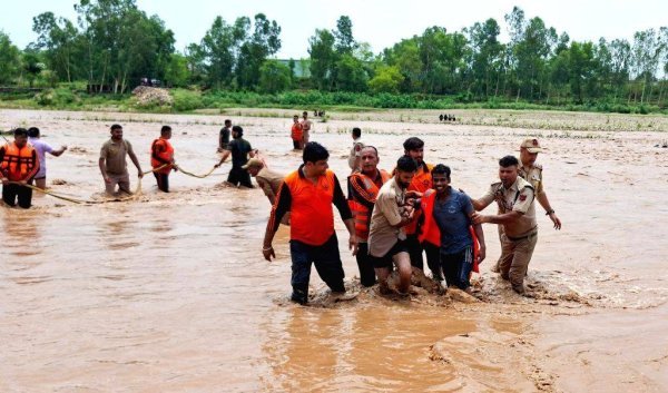 बाढ़ का खतरा : तुरतुरिया मंदिर में फंसे 250 श्रद्धालु, उफनती नदी के बीच पुलिस ने किया सफल रेस्क्यू