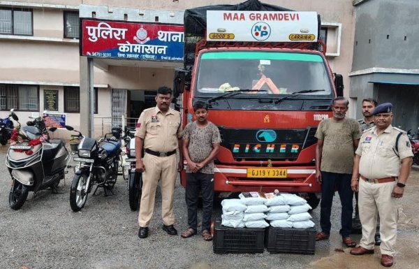 कार्रवाई : ट्रक में छिपा था 16 लाख का गांजा, महासमुंद पुलिस ने दो अंतरराज्यीय तस्करों को दबोचा