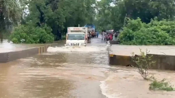 बारिश बनी आफत : चुरेला पुल पर तेज़ बहाव के बीच जारी आवागमन, हादसे का बढ़ा खतरा