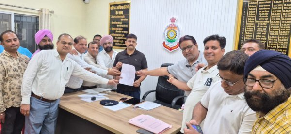 7 दुकानों में चोरी : बसना में सिलसिलेवार चोरी से मचा हड़कंप, पुलिस से कार्रवाई की मांग