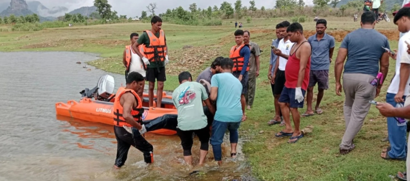 झील से युवक का शव निकालती रेस्क्यू टीम