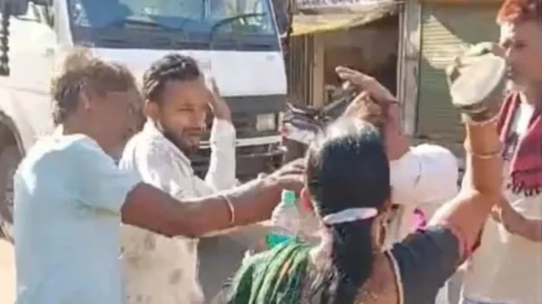 हाईवोल्टेज ड्रामा : शादी की इच्छा जताते ही मचा हंगामा, वन स्टॉप सेंटर के बाहर युवक की चप्पलों से पिटाई