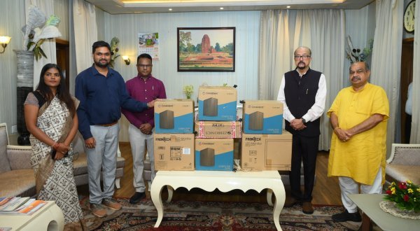 शिक्षा की नई सौगात : रमेन डेका ने स्वामी आत्मानंद स्कूल को दिए 10 कंप्यूटर