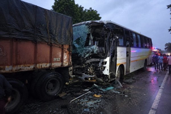 लापरवाही बनी हादसे की वजह : खड़ी बोर गाड़ी से टकराई यात्री बस, कई घायल चालक पर मामला दर्ज