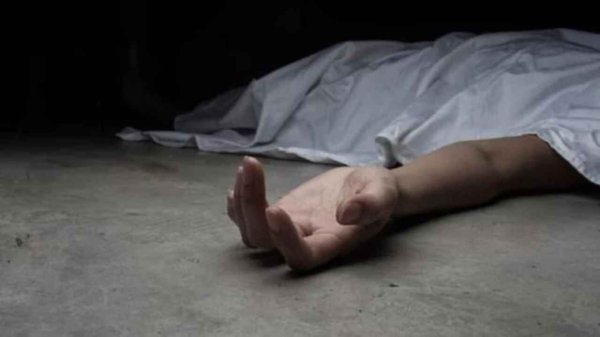 सड़क किनारे युवती की मौत : परिजनों ने लगाया हत्या का आरोप पुलिस बता रही सड़क हादसा