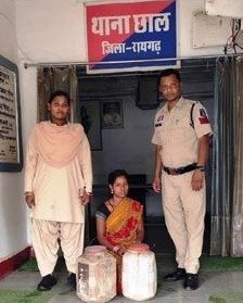 ऑपरेशन आघात : 30 लीटर महुआ शराब के साथ महिला गिरफ्तार, पुलिस ने की कार्रवाई