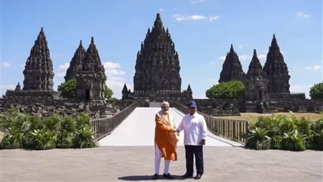 पीएम मोदी पहुंचे इंडोनेशिया के प्रम्बानन मंदिर