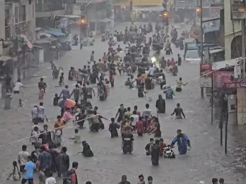 देश में आफत की बारिश : सूरत डूबा, गुरुग्राम में हाईवे धंसा और जबलपुर में गिरी पांच मंजिला इमारत