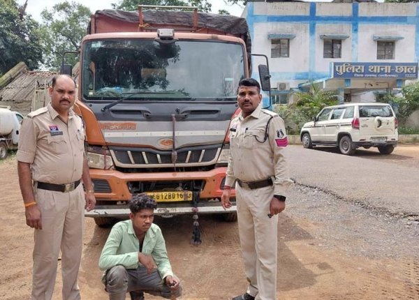 ऑपरेशन प्रहार : अवैध कबाड़ कारोबार पर कार्रवाई, 8.5 टन लोहे का कबाड़ और वाहन जब्त
