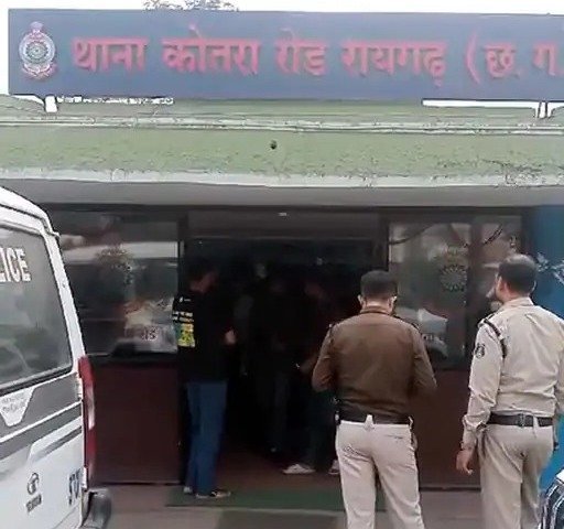 सूने घर में घुसे चोर : सात कमरों के ताले तोड़कर ले गए 90 हजार के गहने