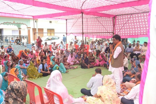 जनसेवा की पहल : विधायक योगेश्वर राजू सिन्हा पहुंचे ग्राम शेर, किसानों और ग्रामीणों से की चर्चा