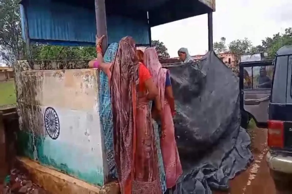 दमोह में बस स्टैंड पर महिला का प्रसव
