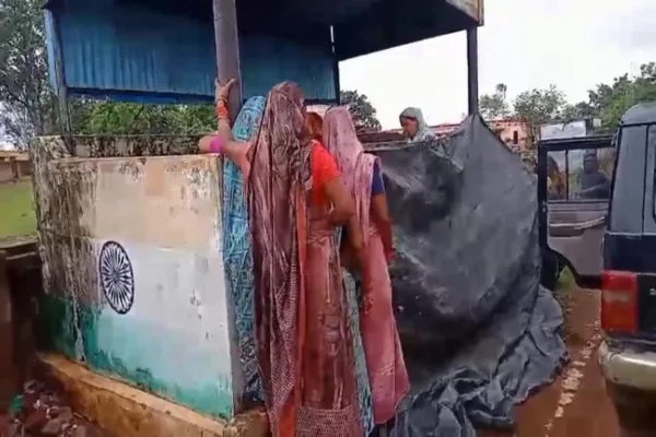 सिस्टम की लाचारी : पति की मौत का तीजा चल रहा था, इधर एंबुलेंस ने दिया दगा, बस स्टॉप पर साड़ी की ओट में हुआ जन्म