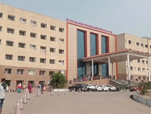 मौत से जीती जंग : सांप के जहर से लड़कर जीते 5 मासूम, रायगढ़ मेडिकल कॉलेज की टीम ने बचाई जान
