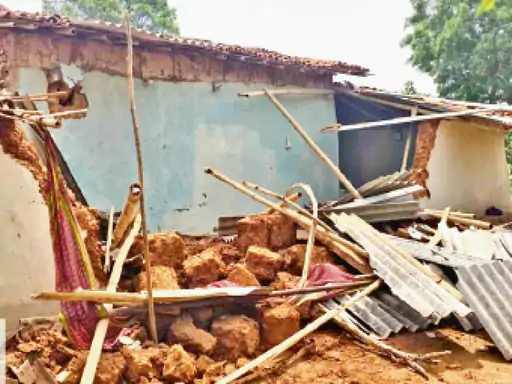 हाथियों के झुण्ड ने ग्रामीणाें के तोड़े कई घर