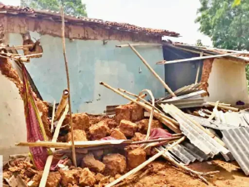हाथियों के झुण्ड ने ग्रामीणाें के तोड़े कई घर