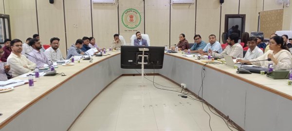 डेयरी विकास को मिलेगा बढ़ावा : पशुधन विकास विभाग की कलेक्टर ने की समीक्षा