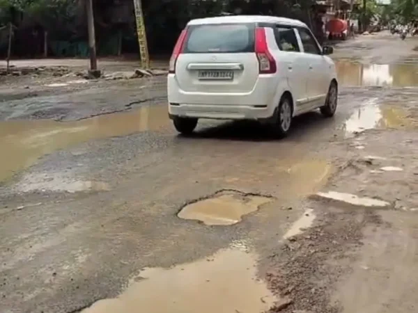 प्रशासन की लापरवाही : गड्ढों में तब्दील हुई रीवा-मझियार की सड़कें, मरम्मत की मांग तेज