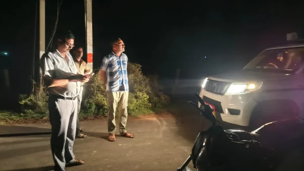 सड़क किनारे गूंजी किलकारी : एंबुलेंस नहीं, सड़क किनारे हुआ प्रसव, तहसीलदार ने बचाई जच्चा-बच्चा की जान