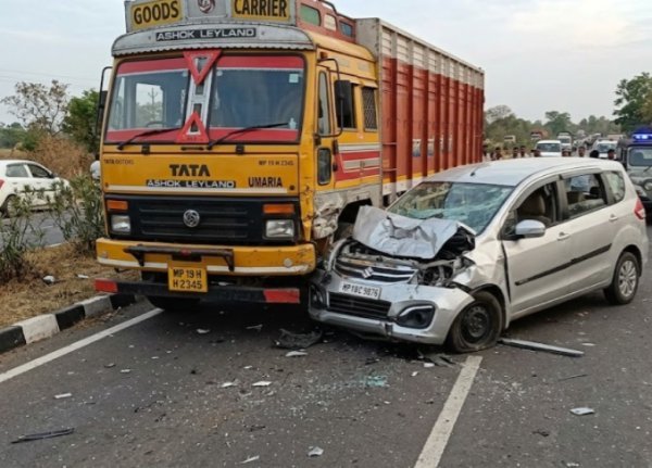रफ्तार का कहर :  ट्रक-कार की टक्कर में 5 की मौत, एक महिला जिंदगी की जंग लड़ रही