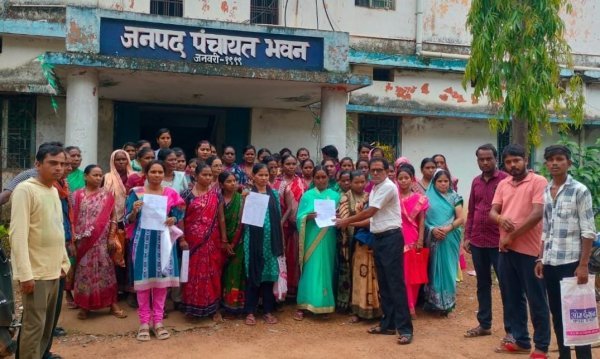 ग्रामीणों का मोर्चा : हस्ताक्षर अभियान के साथ ग्रामीणों ने उठाई पंचायत सचिव को हटाने की मांग
