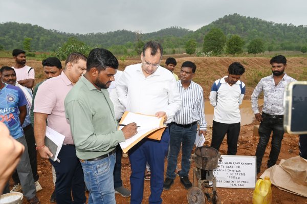 सचिव ने दिए निर्देश : सड़क धंसने पर कार्रवाई, दो इंजीनियर निलंबित, ठेकेदार होगा ब्लैकलिस्ट